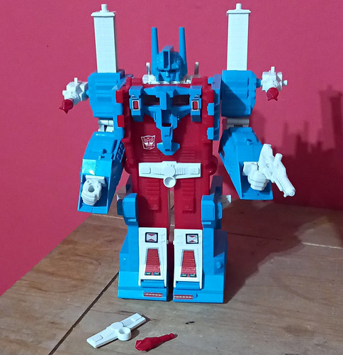 Hasbro transformers ultra - transformers,